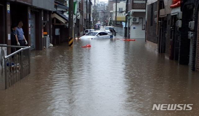 【광주=뉴시스】류형근 기자 = 호우특보가 내려진 31일 오전 광주 남구 주월동 한 골목길에 인근 골목길에 주차된 차량과 주택 등이 침수돼 있다. 2018.08.31. hgryu77@newsis.com