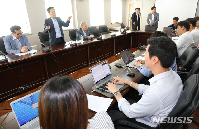 【서울=뉴시스】배훈식 기자 = 31일 오전 서울 서초구 새움빌딩에서 BMW 피해자모임과 자동차안전연구원이 리콜 차량에 대한 시뮬레이션 테스트 실시방안 수용에 대한 설명회를 하고 있다. 2018.08.31.&nbsp; dahora83@newsis.com