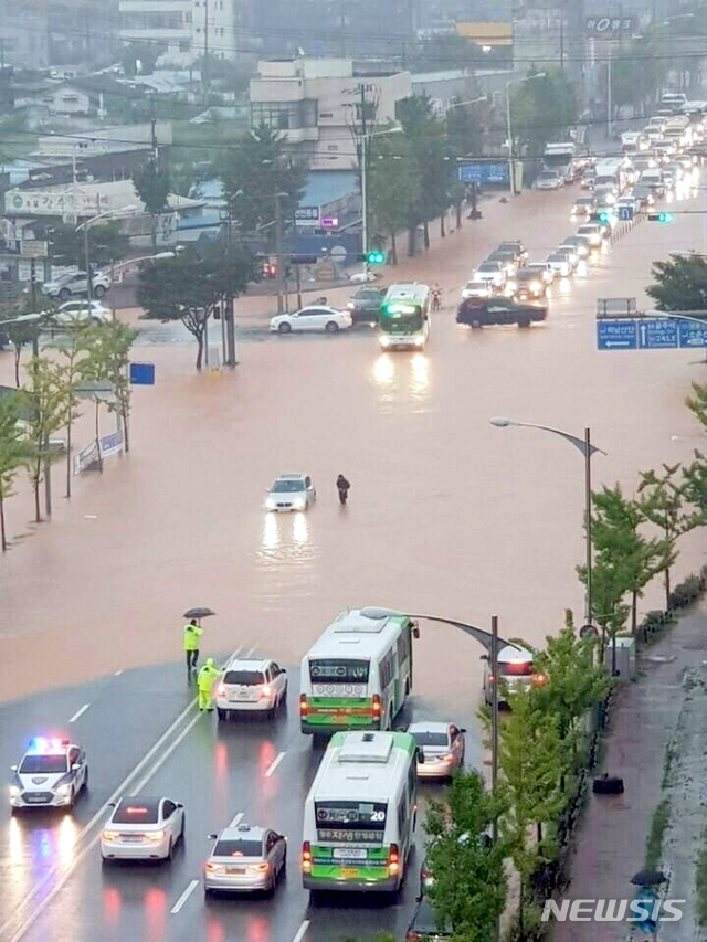 【광주=뉴시스】류형근 기자 = 호우특보가 내려진 31일 오전 광주 광산구 한 대형마트 앞 도로가 폭우에 잠겨 차량 통행이 통제되고 있다. 2018.08.31. (사진=독자 제공) photo@newsis.com