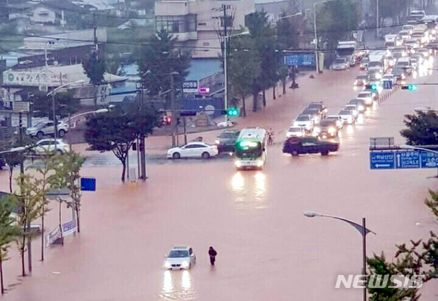 【광주=뉴시스】류형근 기자 = 호우특보가 내려진 31일 오전 광주 광산구 한 대형마트 앞 도로가 폭우에 잠겨 차량 통행이 통제되고 있다. 2018.08.31. (사진=독자 제공)&nbsp; photo@newsis.com 