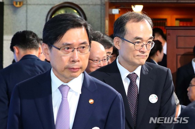 【서울=뉴시스】전신 기자 = 31일 서울 종로구 헌법재판소 중앙홀에서 열린 헌법재판소 창립 30주년 기념식에 박상기 법무부 장관과 문무일(오른쪽) 검찰총장이 입장하고 있다. 2018.08.31. photo1006@newsis.com