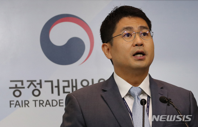 【세종=뉴시스】강종민 기자 = 홍정석 공정거래위원회 할부거래과장이 지난달 31일 정부세종청사에서 최근 문제가 된 투명치과가 할부거래법에 따른 계약서 발급 의무를 위반한 행위에 대해 관할 지자체에 제재를 요청했다고 밝히고 있다. 2018.09.02. ppkjm@newsis.com