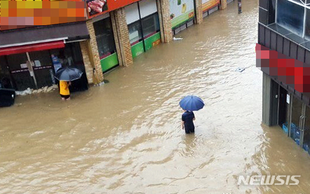 【광주=뉴시스】변재훈 기자 = 호우특보가 내려진 31일 오전 광주 남구 봉선동 한 골목길이 물에 잠겨 있다. 2018.08.31. (사진=독자 제공)&nbsp; photo@newsis.com&nbsp; 