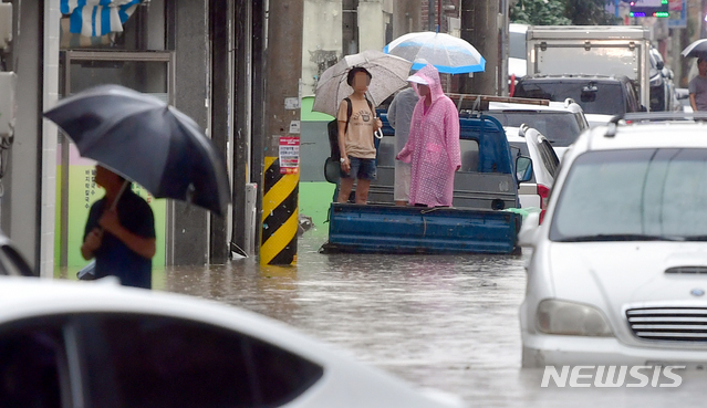 【광주=뉴시스】류형근 기자 = 호우특보가 내려진 31일 오전 광주 남구 주월동 주택가 골목길이 폭우에 침수된 가운데 주민들이 트럭 위로 대피해 있다. 이지역은 지난 27일에도 폭우에 침수돼 많은 피해를 입었다. 2018.08.31.&nbsp;&nbsp; hgryu77@newsis.com