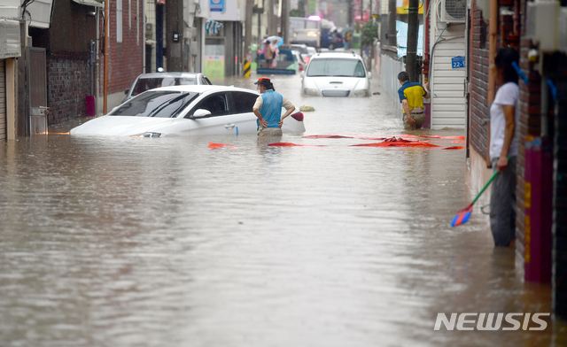 【광주=뉴시스】류형근 기자 = 호우특보가 내려진 31일 오전 광주 남구 주월동 주택가 골목길이 폭우에 침수돼 있다. 이 지역은 지난 27일에도 폭우에 침수돼 많은 피해를 입었다. 2018.08.31.&nbsp;&nbsp; hgryu77@newsis.com