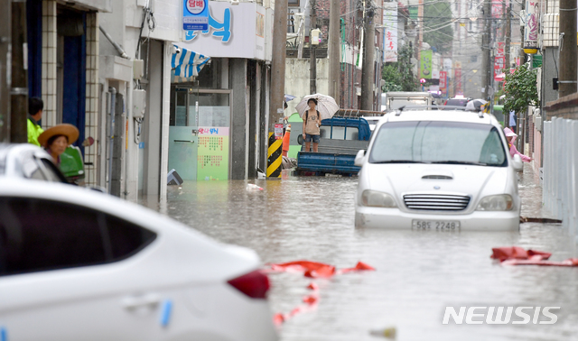 【광주=뉴시스】류형근 기자 = 호우특보가 내려진 31일 오전 광주 남구 주월동 주택가 골목길이 폭우에 침수되고 있다. 이 지역은 지난 27일에도 폭우에 침수돼 많은 피해를 입었다. 2018.08.31.&nbsp;&nbsp; hgryu77@newsis.com