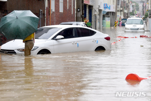 【광주=뉴시스】류형근 기자 = 호우특보가 내려진 31일 오전 광주 남구 주월동 주택가 골목길이 폭우에 침수되고 있다. 이 지역은 지난 27일에도 폭우에 침수돼 많은 피해를 입었다. 2018.08.31.&nbsp;&nbsp; hgryu77@newsis.com