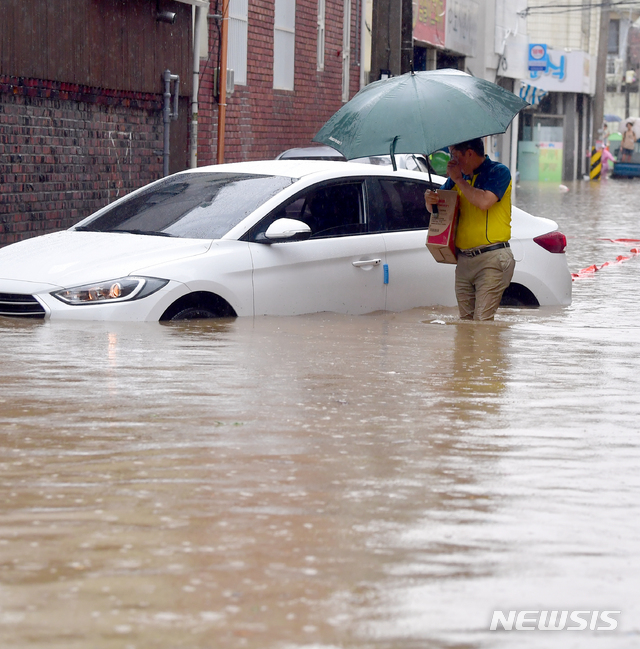 【광주=뉴시스】류형근 기자 = 호우특보가 내려진 지난해 8월31일 오전 광주 남구 주월동 주택가 골목길이 폭우에 침수되고 있다. 2018.08.31.&nbsp; hgryu77@newsis.com