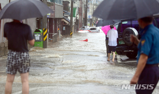 【광주=뉴시스】류형근 기자 = 호우특보가 내려진 31일 오전 광주 남구 주월동 주택가 골목길이 폭우에 침수되고 있다. 이 지역은 지난 27일에도 폭우에 침수돼 많은 피해를 입었다. 2018.08.31.&nbsp;&nbsp; hgryu77@newsis.com