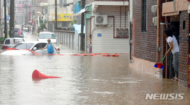 【광주=뉴시스】류형근 기자 = 호우특보가 내려진 31일 오전 광주 남구 주월동 주택가 골목길이 폭우에 침수돼 있다. 이 지역은 지난 27일에도 폭우에 침수돼 많은 피해를 입었다. 2018.08.31.&nbsp; hgryu77@newsis.com