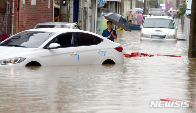 【광주=뉴시스】류형근 기자 = 호우특보가 내려진 31일 오전 광주 남구 주월동 주택가 골목길이 폭우에 침수된 가운데 주민들이 물에 잠겨버린 차량을 살펴보고 있다. 이지역은 지난 27일에도 폭우에 침수돼 많은 피해를 입었다. 2018.08.31.&nbsp; hgryu77@newsis.com