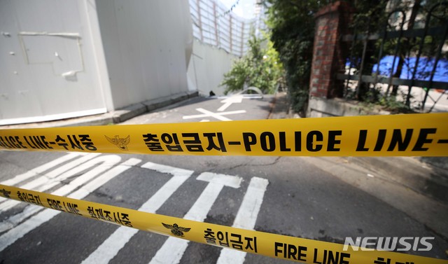 【서울=뉴시스】고범준 기자 = 31일 새벽 서울 금천구 가산동 한 아파트 인근 도로에서 싱크홀(땅꺼짐)이 발생해 아파트 주민 150여명이 긴급 대피했다.&nbsp; 소방당국은 최근 내린 강한 비로 인해 지반이 약해지면서 땅이 내려앉은 것으로 추정, 아파트 인근 공사장과 도로에서 가로 30ｍ, 세로 10ｍ, 깊이 6ｍ의 싱크홀이 발생한 것으로 보고 정확한 사고 원인을 조사하고 있다고 밝혔다.&nbsp; 사진은 이날 오후 현장 모습. 2018.08.31.&nbsp; bjko@newsis.com