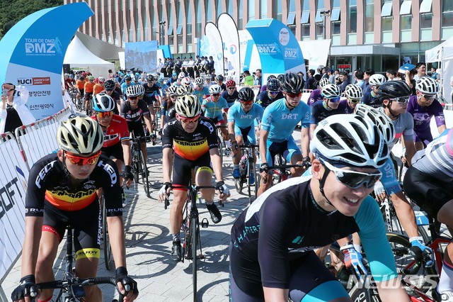 [서울=뉴시스] 지난 2018년 인천 강화군 고인돌체육관에서 열린 '뚜르 드 디엠지(Tour de DMZ) 2018 국제자전거대회'에서 참가 출전 선수들이 신호와 함께 출발하는 모습 (사진= 뉴시스 DB) photo@newsis.com