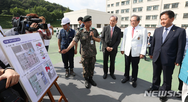 【성남=뉴시스】김선웅 기자 = 지난 8월31일 오후 경기 성남시 국군수도병원에서 열린 국군외상센터 기공식에서 서주석(오른쪽 첫번째) 국방부차관이 군 관계자에게 건설 현황을 보고 받고 있다. 2018.08.31. mangusta@newsis.com
