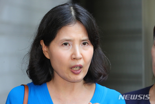 【서울=뉴시스】배훈식 기자 = 고은 시인에 대한 미투 폭로 후 손해배상청구 소송을 당한 최영미 시인이 지난 8월31일 서울 서초구 서울중앙지법에 출석한 뒤 취재진의 질문에 답하고 있다. 2018.08.31. dahora83@newsis.com