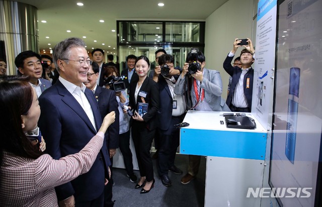 【성남=뉴시스】전신 기자 = 문재인 대통령이 31일 오후 경기도 성남 판교 스타트업 캠퍼스에서 열린 데이터 규제혁신 현장방문 행사장에 설치된 CJ올리브네트웍스의 인공지능 활용 피부 나이 측정 시스템을 이용하고 있다.&nbsp; 문 대통령의 피부 나이는 60대로 측정됐다. 2018.08.31.&nbsp; photo1006@newsis.com