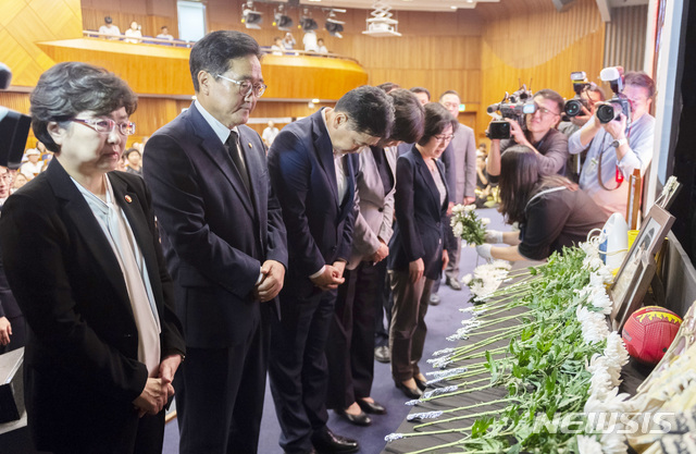 【서울=뉴시스】이종철 기자  = 왼쪽 부터 김은경 환경부장관, 우원식 더불어민주당 전 원내대표, 김관영 바른미래당 원내대표, 이정미 정의당 대표가  31일 서울 여의도 국회 헌정기념관 대강당에서 열린 2018 가습기살균제 피해자대회에서 헌화를 하고 있다. 2018.08.31.  jc4321@newsis.com