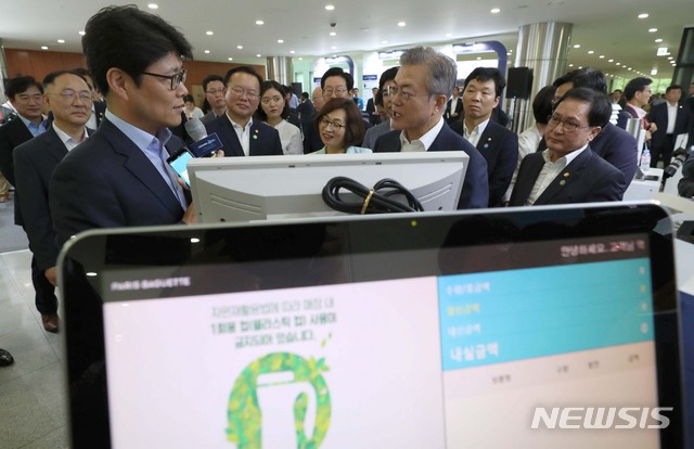 【성남=뉴시스】전신 기자 = 문재인 대통령이 31일 오후 경기 성남 분당구 스타트업 캠퍼스에서 열린 데이터경제 활성화 규제혁신 현장방문 행사에서 날씨 정보 빅데이터를 활용한 제빵업체의 영업 활용 사례 설명을 듣고 있다. 2018.08.31. photo1006@newsis.com