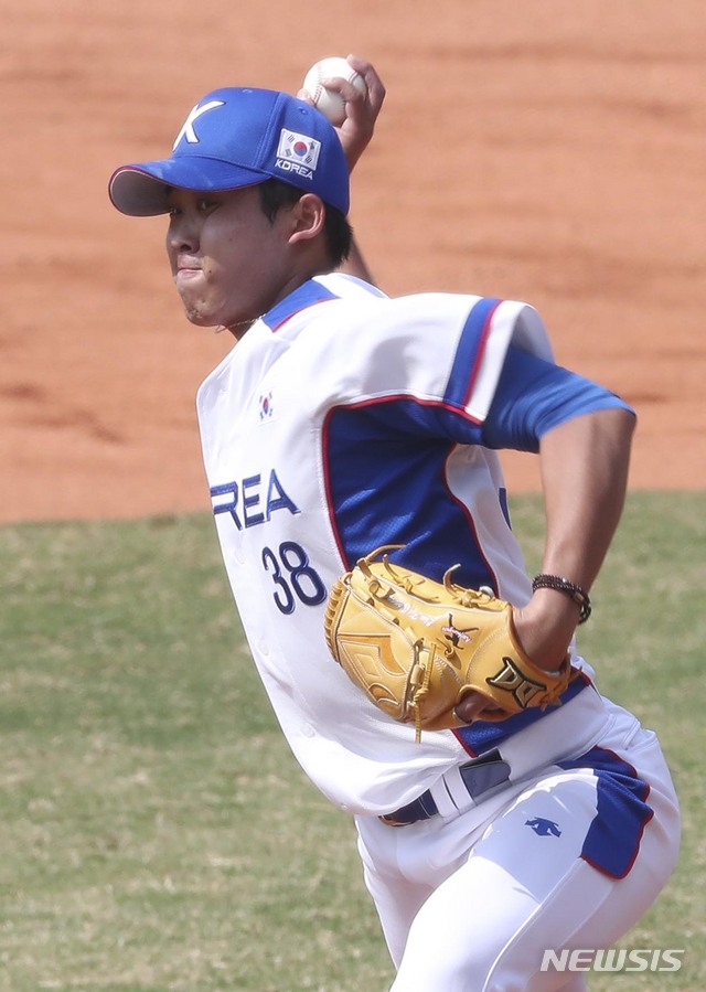 【자카르타(인도네시아)=뉴시스】최진석 기자 = 31일 인도네시아 자카르타 게로라 붕 카르노 스타디움(GBK) 야구장에서 열린 '2018 자카르타·팔렘방 아시안게임' 야구 슈퍼라운드 중국과 대한민국의 경기. 중국 1회초 한국 선발투수 임기영이 역투하고 있다. (Canon EOS-1D X Mark Ⅱ EF200-400 f4 IS Ⅱ USM ISO 800, 셔터 1/1000 조리개 9)2018.08.31. myjs@newsis.com