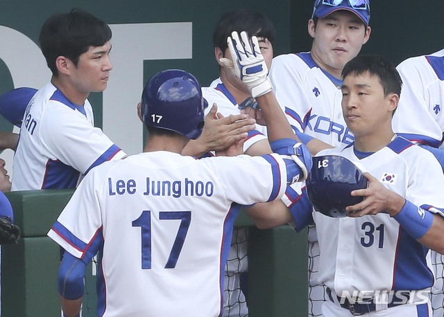 【자카르타(인도네시아)=뉴시스】최진석 기자 = 31일 인도네시아 자카르타 게로라 붕 카르노 스타디움(GBK) 야구장에서 열린 '2018 자카르타·팔렘방 아시안게임' 야구 슈퍼라운드 중국과 대한민국의 경기. 한국 4회말 2사 1루 손아섭이 2루타를 치고 3루서 아웃되며 아쉬워하자 오지환이 격려하고 있다. (Canon EOS-1D X Mark Ⅱ EF200-400 f4 IS Ⅱ USM ISO 800, 셔터 1/1000 조리개 5.6) 2018.08.31. myjs@newsis.com