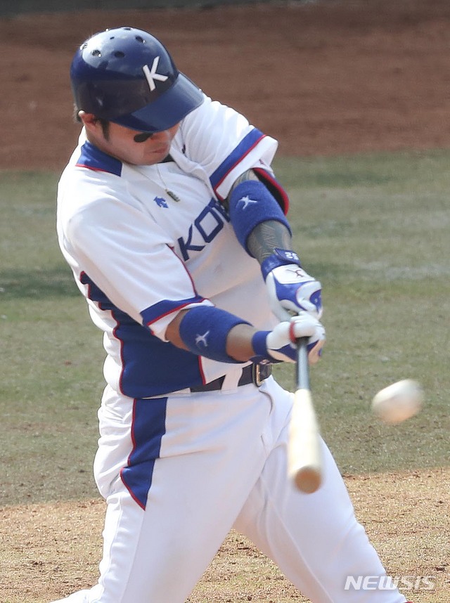 【자카르타(인도네시아)=뉴시스】최진석 기자 = 31일 인도네시아 자카르타 게로라 붕 카르노 스타디움(GBK) 야구장에서 열린 '2018 자카르타·팔렘방 아시안게임' 야구 슈퍼라운드 중국과 대한민국의 경기. 한국 5회말 2사 1,3루 박병호가 중월 스리런 홈런을 날리고 있다. (Canon EOS-1D X Mark Ⅱ EF200-400 f4 IS Ⅱ USM ISO 800, 셔터 1/1000 조리개 5.6) 2018.08.31. myjs@newsis.com