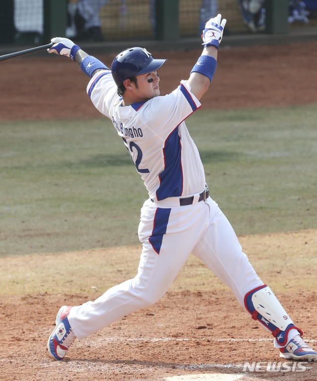 【자카르타(인도네시아)=뉴시스】최진석 기자 = 31일 인도네시아 자카르타 게로라 붕 카르노 스타디움(GBK) 야구장에서 열린 '2018 자카르타·팔렘방 아시안게임' 야구 슈퍼라운드 중국과 대한민국의 경기. 한국 5회말 2사 1,3루 박병호가 중월 스리런 홈런을 날리고 있다. (Canon EOS-1D X Mark Ⅱ EF200-400 f4 IS Ⅱ USM ISO 800, 셔터 1/1000 조리개 5.6) 2018.08.31.&nbsp; myjs@newsis.com