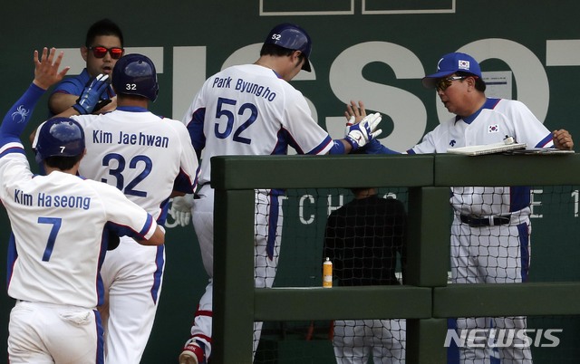 【자카르타(인도네시아)=뉴시스】최진석 기자 = 31일 인도네시아 자카르타 게로라 붕 카르노 스타디움(GBK) 야구장에서 열린 '2018 자카르타·팔렘방 아시안게임' 야구 슈퍼라운드 중국과 대한민국의 경기. 한국 5회말 2사 1,3루 박병호가 중월 스리런 홈런을 날리며 득점 뒤 선동열 감독과 기뻐하고 있다. (Canon EOS-1D X Mark Ⅱ EF200-400 f4 IS Ⅱ USM ISO 800, 셔터 1/1000 조리개 5.6) 2018.08.31.&nbsp; myjs@newsis.com