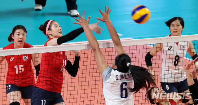 【자카르타(인도네시아)=뉴시스】추상철 기자 = 2018 자카르타-팔렘방 아시안게임 트랙 사이클 여자 메디슨 결승 경기가 열린 31일(현지시각) 오후 인도네시아 자카르타 겔로라 붕 카르노(GBK) 배구경기장에서 대한민국 김수지가 스파이크를 때리고 있다. 2018.08.31. scchoo@newsis.com