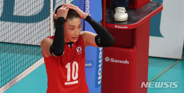 【자카르타(인도네시아)=뉴시스】추상철 기자 = 2018 자카르타-팔렘방 아시안게임 트랙 사이클 여자 메디슨 결승 경기가 열린 31일(현지시각) 오후 인도네시아 자카르타 겔로라 붕 카르노(GBK) 배구경기장에서 결승진출에 실패한 대한민국 김연경이 아쉬워하고 있다. 2018.08.31. scchoo@newsis.com