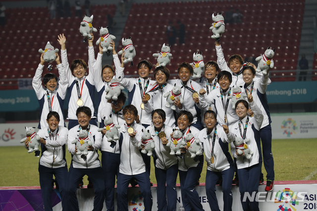 여자 축구대표팀. 중국을 꺾고 금메달을 따냈다. 