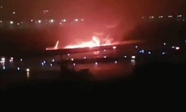 【서울=뉴시스】러시아 흑해 연안의 휴양도시 소치 공항에서 1일(현지시간) 170명이 탑승한 러시아 여객기가 착륙 도중 화재가 발생해 18명이 부상을 입었다. 사고 당시 현장 모습. 