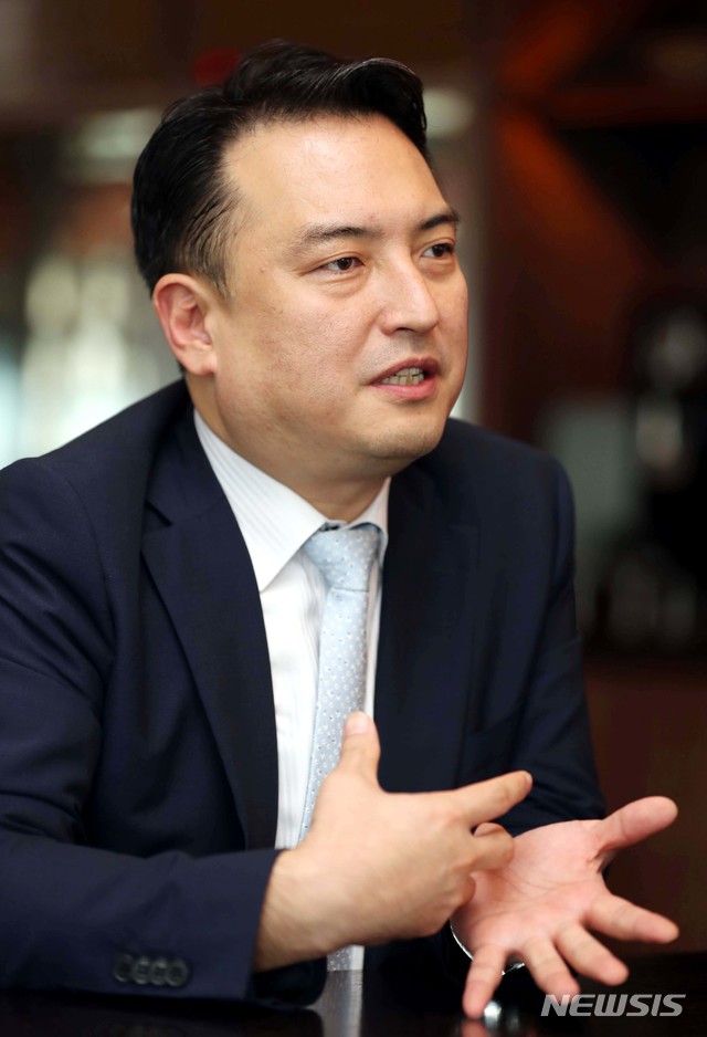 【서울=뉴시스】조성봉 기자 = 한국 기업 상장을 유치하기 위해 방한한 이준원 싱가포르거래소 한국세일즈 총괄 이사가 지난달 30일 오후 서울 영등포구 여의도 콘래드호텔에서 뉴시스와 인터뷰를 하고 있다. 이 이사는 싱가포르거래소의 최초, 유일의 한국인이다. 이 이사는 "올해부터 한국 벤처기업의 싱가포르거래소 상장이 본격화될 전망"이라며 "싱가포르거래소 상장을 통해 동남아 시장 진출의 교두보를 마련할 수 있다"라고 밝혔다. 2018.09.02. suncho21@newsis.com