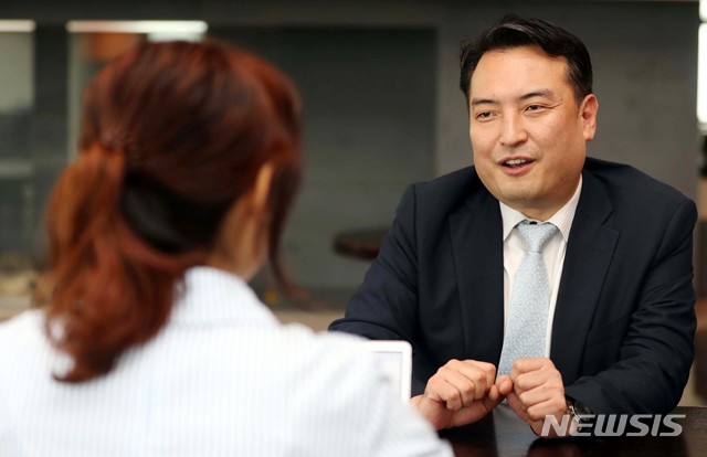 【서울=뉴시스】조성봉 기자 = 한국 기업 상장을 유치하기 위해 방한한 이준원 싱가포르거래소 한국세일즈 총괄 이사가 지난달 30일 오후 서울 영등포구 여의도 콘래드호텔에서 뉴시스와 인터뷰를 하고 있다.&nbsp; 이 이사는 싱가포르거래소의 최초, 유일의 한국인이다. 이 이사는 "올해부터 한국 벤처기업의 싱가포르거래소 상장이 본격화될 전망"이라며 "싱가포르거래소 상장을 통해 동남아 시장 진출의 교두보를 마련할 수 있다"라고 밝혔다. 2018.09.02.&nbsp; suncho21@newsis.com