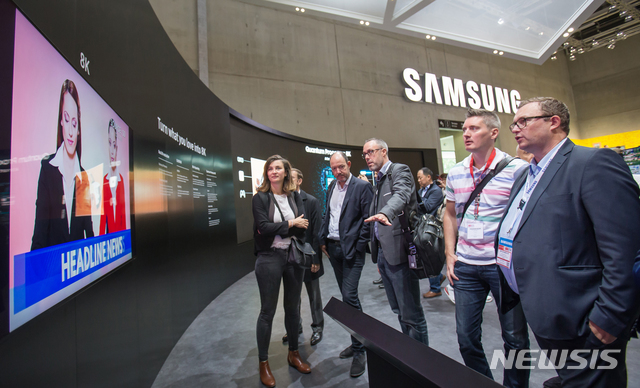 【서울=뉴시스】관람객들이 31일(현지시간) 독일 베를린에서 개막한 'IFA 2018' 삼성전자 부스에 전시된 8K QLED TV를 둘러보고 있다. 2018.09.01.(사진=삼성전자 제공)&nbsp; photo@newsis.com