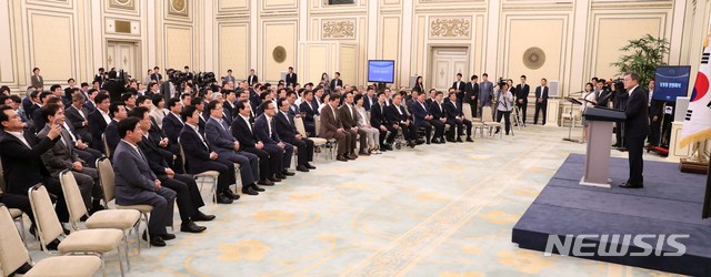 【서울=뉴시스】전신 기자 = 문재인 대통령이 1일 청와대 영빈관에서 열린 당정청 전원회의에서 모두발언하고 있다. 2018.09.01. photo1006@newsis.com