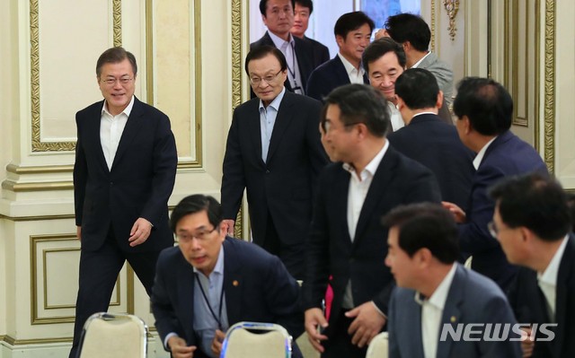 【서울=뉴시스】전신 기자 = 문재인 대통령과 더불어민주당 이해찬 대표가 1일 청와대 영빈관에서 열린 당정청 전원회의에 참석하고 있다. 2018.09.01.&nbsp; photo1006@newsis.com