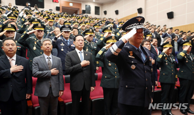 【과천=뉴시스】사진공동취재단 = 1일 오전 경기도 과천시 국군기무사령부 청사에서 열린 군사안보지원사령부 창설식에서 참석자들이 경례하고 있다. 군사안보지원사령부는 부대원의 정치적 중립과 정치활동에 관여하는 모든 행위 금지, 직무 범위를 벗어난 민간인에 대한 정보수집 및 수사 금지를 골자로 한 사령부령에 따라 기무사의 역할을 대신하게 된다. 2018.09.01. photo@newsis.com