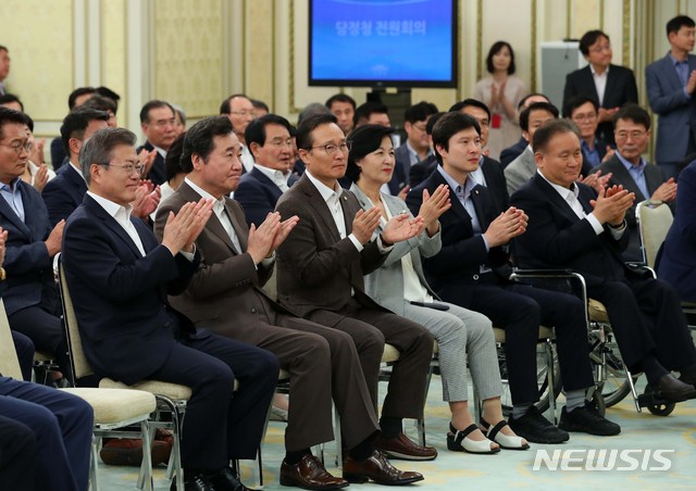 【서울=뉴시스】전신 기자 = 문재인 대통령이 1일 청와대 영빈관에서 열린 당정청 전원회의에서 더불어민주당 이해찬 대표의 인사말에 박수 보내고 있다. 2018.09.01.&nbsp; photo1006@newsis.com