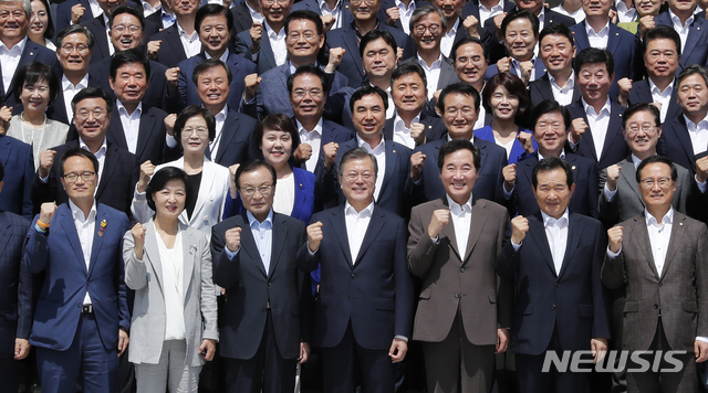 【서울=뉴시스】전신 기자 = 문재인 대통령이 1일 청와대 영빈관에서 열린 당정청 전원회의를 마친 후 이낙연 국무총리, 더불어민주당 이해찬 대표 등 참석자들과 함께 기념촬영을 하고 있다. 2018.09.01.&nbsp; photo1006@newsis.com