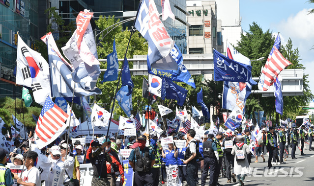 【대구=뉴시스】우종록 기자 = 1일 오후 대구 수성구 범어네거리 일대에서 대한애국당 주최로 열린 ‘제79차 태극기집회’에서 참가자들이 태극기를 들고 박근혜 전 대통령 석방과 문재인 정권 탄핵을 촉구하고 있다. 2018.09.01. wjr@newsis.com