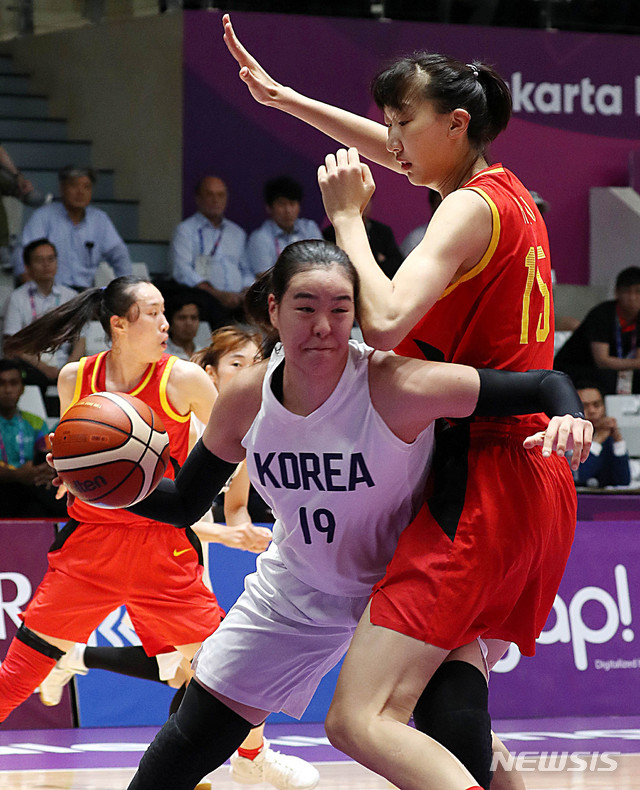 【자카르타(인도네시아)=뉴시스】추상철 기자 = 2018 자카르타-팔렘방 아시안게임 여자농구 결승 남북단일팀과 중국의 경기가 열린 1일(현지시각) 오후 인도네시아 자카르타 겔로라 붕 카르노(GBK) 이스토라경기장에서 남북단일팀 박지수가 돌파를 시도하고 있다. 2018.09.01. scchoo@newsis.com