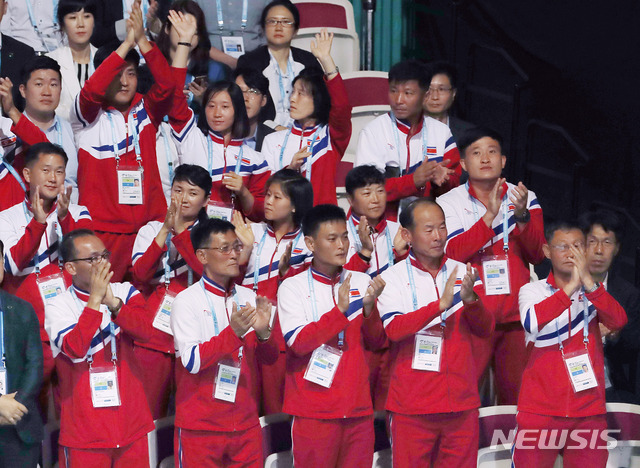 【창원=뉴시스】최동준 기자 = 1일 경남 창원실내체육관에서 열린 2018 창원 세계사격선수권대회 개회식에서 이낙연 국무총리가 축사 중 북한 선수단을 환영하자 북한 선수단이 손 흔들어 인사하고 있다. 2018.09.01. photocdj@newsis.com