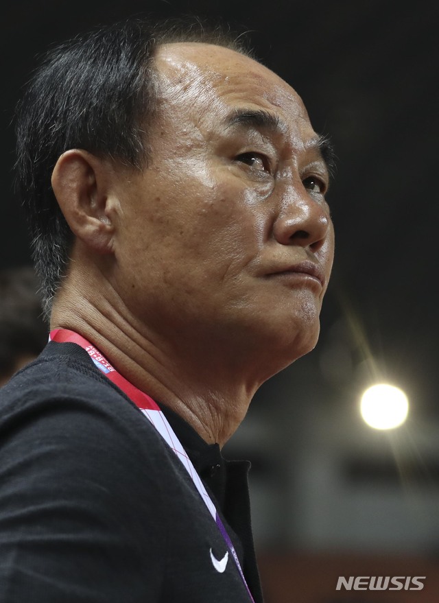 【치비농(인도네시아)=뉴시스】최진석 기자 = 1일(현지시각) 오후 인도네시아 치비농 파칸사리 스타디움에서 열린 '2018 자카르타·팔렘방 아시안게임' 남자 축구 대한민국과 일본의 금메달 결정전 경기. 한국 김학범 감독이 그라운드를 바라보고 있다. (Canon EOS-1D X Mark Ⅱ EF100-400&nbsp; IS Ⅱ USM ISO 3200, 셔터 1/250 조리개 4.5) 2018.09.01. myjs@newsis.com