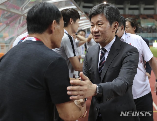 【치비농(인도네시아)=뉴시스】최진석 기자 = 1일(현지시각) 오후 인도네시아 치비농 파칸사리 스타디움에서 열린 '2018 자카르타·팔렘방 아시안게임' 남자 축구 대한민국과 일본의 금메달 결정전 경기. 정몽규 대한축구협회장이 한국 김학범 감독을 격려하고 있다. (Canon EOS-1D X Mark Ⅱ EF24-70 IS Ⅱ USM ISO 3200, 셔터 1/640 조리개 2.8) 2018.09.01. myjs@newsis.com