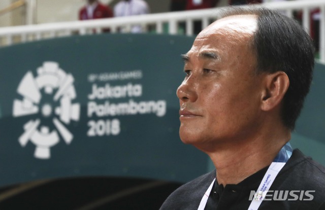 【치비농(인도네시아)=뉴시스】최진석 기자 = 1일(현지시각) 오후 인도네시아 치비농 파칸사리 스타디움에서 열린 '2018 자카르타·팔렘방 아시안게임' 남자 축구 대한민국과 일본의 금메달 결정전 경기. 한국 김학범 감독이 그라운드를 바라보고 있다. (Canon EOS-1D X Mark Ⅱ EF100-400&nbsp; IS Ⅱ USM ISO 3200, 셔터 1/40 조리개 20) 2018.09.01. myjs@newsis.com