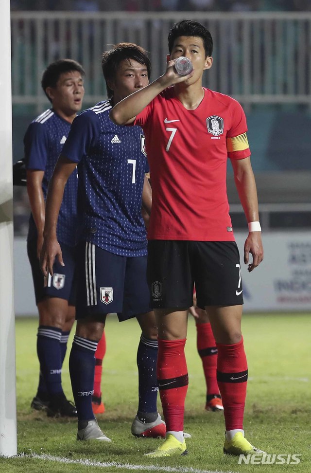 【치비농(인도네시아)=뉴시스】최진석 기자 = 1일(현지시각) 오후 인도네시아 치비농 파칸사리 스타디움에서 열린 '2018 자카르타·팔렘방 아시안게임' 남자 축구 대한민국과 일본의 금메달 결정전 경기. 한국&nbsp; 손흥민이 물을 마시고 있다. (Canon EOS-1D X Mark Ⅱ EF200-400 F4 IS Ⅱ USM ISO 3200, 셔터 1/800 조리개 4) 2018.09.01. myjs@newsis.com
