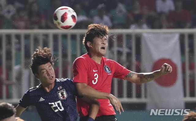 【치비농(인도네시아)=뉴시스】최진석 기자 = 1일(현지시각) 오후 인도네시아 치비농 파칸사리 스타디움에서 열린 '2018 자카르타·팔렘방 아시안게임' 남자 축구 대한민국과 일본의 금메달 결정전 경기. 한국 김민재가 헤딩 경합을 벌이고 있다. (Canon EOS-1D X Mark Ⅱ EF200-400 F4 IS Ⅱ USM ISO 3200, 셔터 1/800 조리개 4) 2018.09.01. myjs@newsis.com