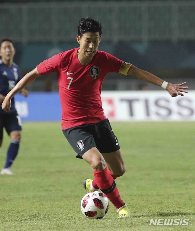 【치비농(인도네시아)=뉴시스】최진석 기자 = 1일(현지시각) 오후 인도네시아 치비농 파칸사리 스타디움에서 열린 '2018 자카르타·팔렘방 아시안게임' 남자 축구 대한민국과 일본의 금메달 결정전 경기. 한국 손흥민이 돌파를 시도하고 있다. (Canon EOS-1D X Mark Ⅱ EF200-400 F4 IS Ⅱ USM ISO 3200, 셔터 1/800 조리개 4) 2018.09.01.&nbsp; myjs@newsis.com