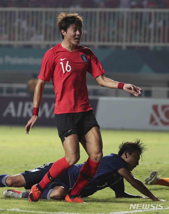 【치비농(인도네시아)=뉴시스】최진석 기자 = 1일(현지시각) 오후 인도네시아 치비농 파칸사리 스타디움에서 열린 '2018 자카르타·팔렘방 아시안게임' 남자 축구 대한민국과 일본의 금메달 결정전 경기. 한국 황의조가 슛이 빗나가자 아쉬워하고 있다. (Canon EOS-1D X Mark Ⅱ EF200-400 F4 IS Ⅱ USM ISO 3200, 셔터 1/800 조리개 4) 2018.09.01.