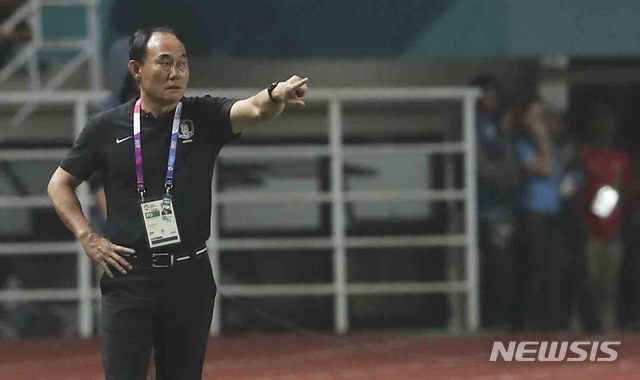 【치비농(인도네시아)=뉴시스】최진석 기자 = 1일(현지시각) 오후 인도네시아 치비농 파칸사리 스타디움에서 열린 '2018 자카르타·팔렘방 아시안게임' 남자 축구 대한민국과 일본의 금메달 결정전 경기. 한국 김학범 감독이 작전지시를 내리고 있다. (Canon EOS-1D X Mark Ⅱ EF200-400 F4 IS Ⅱ USM ISO 3200, 셔터 1/800 조리개 4) 2018.09.01. myjs@newsis.com